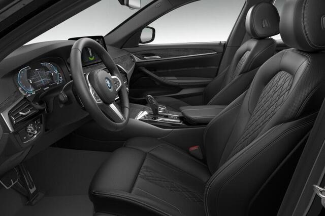 BMW 5-SERIE Touring 530e xDrive M-Sport / Glazen Schuifdak / Cruise Control Adaptief / Parking Assistant / 19 Inch / Getinte ramen