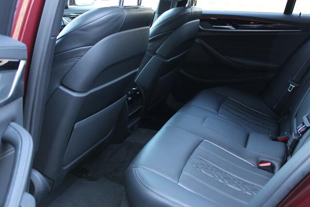 BMW 5-SERIE 540i High Executive M-Sport - Nederlandse BMW - Dealer onderhouden Laserlight - 20 inch - Schuif kanteldak - Adaptive cruise control - Heel veel opties