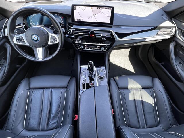 BMW 5-SERIE Touring 530e Business Edition Plus / Dealer onderhouden / Trekhaak Elektrisch 1.700kg / Luchtvering / Comfort Stoelen / EAER bereik 55 km / Adaptief CC /