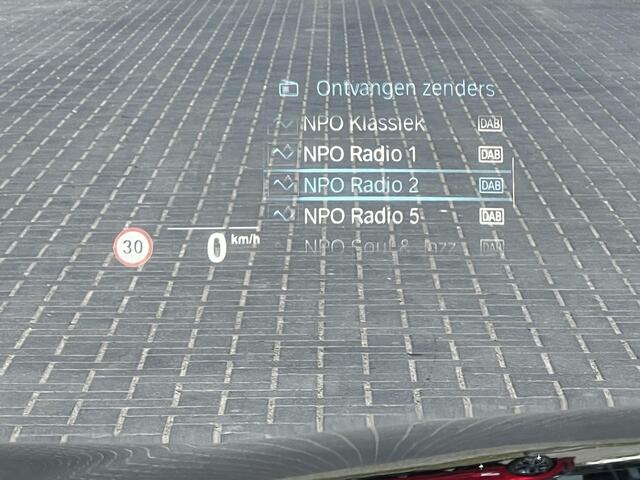 BMW 5-SERIE Touring 530e Business Edition Plus / Dealer onderhouden / Trekhaak Elektrisch 1.700kg / Luchtvering / Comfort Stoelen / EAER bereik 55 km / Adaptief CC /