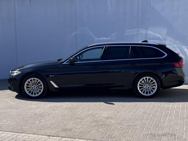 BMW 5-SERIE Touring 530e Business Edition Plus / Dealer onderhouden / Trekhaak Elektrisch 1.700kg / Luchtvering / Comfort Stoelen / EAER bereik 55 km / Adaptief CC /