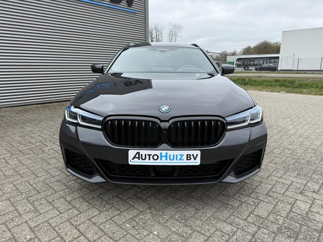 BMW 5-SERIE Touring 530e High Executive M Sport Panoramadak Laser Licht Trekhaak ACC Comfortzetels Carplay Head-Up Display Nappa Leer