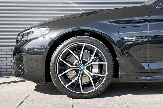 BMW 5-SERIE Touring 530e xDrive M Sportpakket / Glazen panoramadak / Active Cruise Control