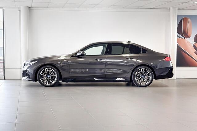 BMW 5-SERIE Sedan 530e M Sport Edition | Glazen Panoramadak | Headup Display | Comfort Access |