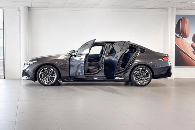 BMW 5-SERIE Sedan 530e M Sport Edition | Glazen Panoramadak | Headup Display | Comfort Access |