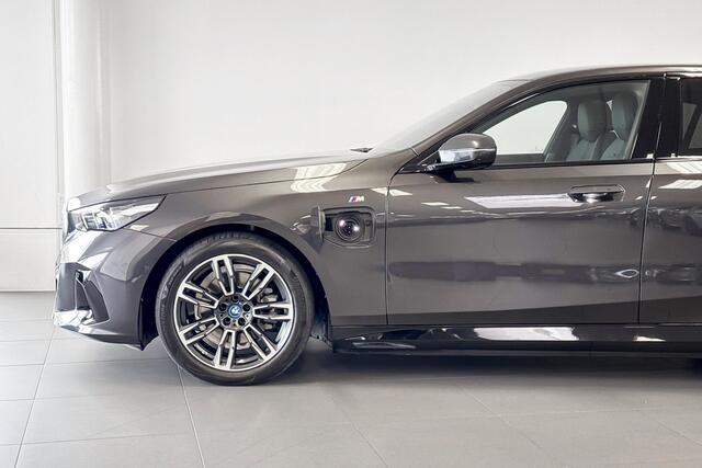 BMW 5-SERIE Sedan 530e M Sport Edition | Glazen Panoramadak | Headup Display | Comfort Access |