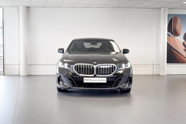 BMW 5-SERIE Sedan 530e M Sport Edition | Glazen Panoramadak | Headup Display | Comfort Access |