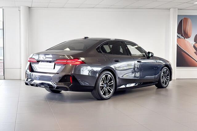 BMW 5-SERIE Sedan 530e M Sport Edition | Glazen Panoramadak | Headup Display | Comfort Access |