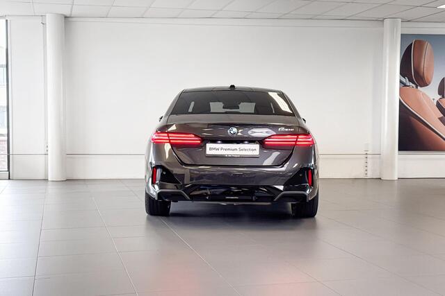 BMW 5-SERIE Sedan 530e M Sport Edition | Glazen Panoramadak | Headup Display | Comfort Access |
