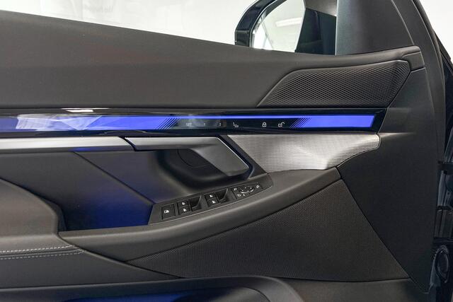 BMW 5-SERIE Sedan 530e M Sport Edition | Glazen Panoramadak | Headup Display | Comfort Access |
