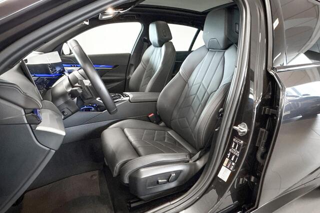 BMW 5-SERIE Sedan 530e M Sport Edition | Glazen Panoramadak | Headup Display | Comfort Access |