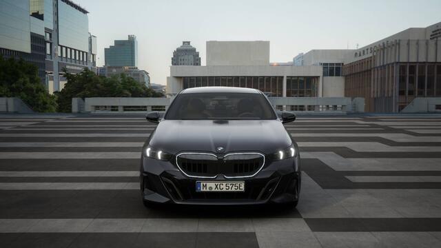 BMW 5-SERIE 530e M Sport Automaat / Panoramadak / Trekhaak / Bowers & Wilkins / Stoelventilatie / Adaptieve LED / Parking Assistant Plus / Comfort Access