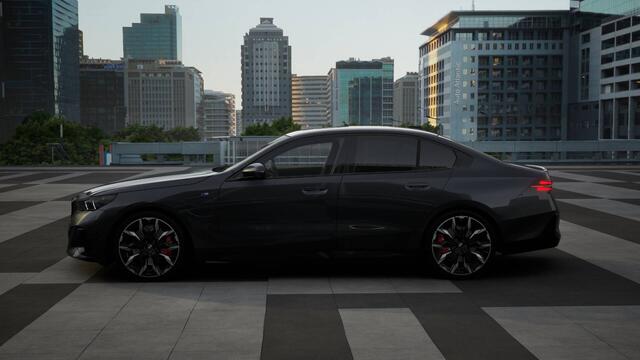 BMW 5-SERIE 530e M Sport Automaat / Panoramadak / Trekhaak / Bowers & Wilkins / Stoelventilatie / Adaptieve LED / Parking Assistant Plus / Comfort Access
