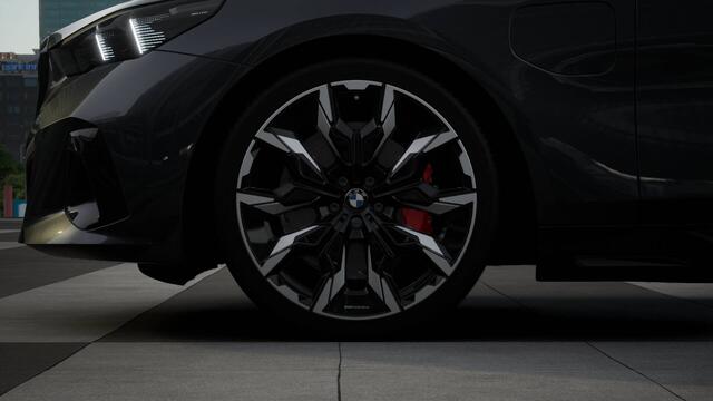 BMW 5-SERIE 530e M Sport Automaat / Panoramadak / Trekhaak / Bowers & Wilkins / Stoelventilatie / Adaptieve LED / Parking Assistant Plus / Comfort Access