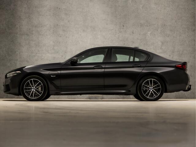 BMW 5-SERIE 530e xDrive M Sport 293Pk Automaat (APPLE CARPLAY, M PAKKET, ADAPTIVE CRUISE, SFEERVERLICHTING, STUUR/STOELVERWARMING, SPORTSTOELEN, LEDER, TREKHAAK, CAMERA, NIEUWSTAAT)