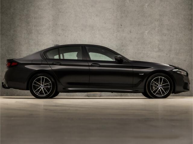 BMW 5-SERIE 530e xDrive M Sport 293Pk Automaat (APPLE CARPLAY, M PAKKET, ADAPTIVE CRUISE, SFEERVERLICHTING, STUUR/STOELVERWARMING, SPORTSTOELEN, LEDER, TREKHAAK, CAMERA, NIEUWSTAAT)