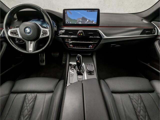 BMW 5-SERIE 530e xDrive M Sport 293Pk Automaat (APPLE CARPLAY, M PAKKET, ADAPTIVE CRUISE, SFEERVERLICHTING, STUUR/STOELVERWARMING, SPORTSTOELEN, LEDER, TREKHAAK, CAMERA, NIEUWSTAAT)