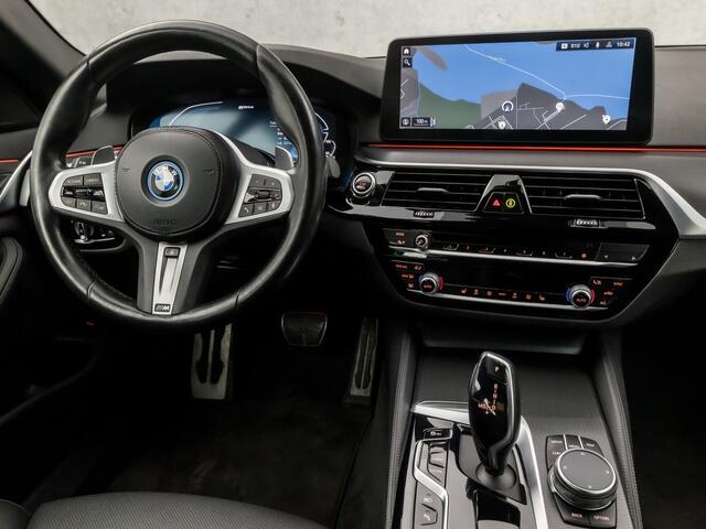 BMW 5-SERIE 530e xDrive M Sport 293Pk Automaat (APPLE CARPLAY, M PAKKET, ADAPTIVE CRUISE, SFEERVERLICHTING, STUUR/STOELVERWARMING, SPORTSTOELEN, LEDER, TREKHAAK, CAMERA, NIEUWSTAAT)