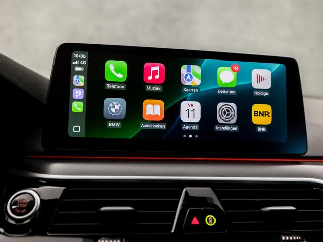 BMW 5-SERIE 530e xDrive M Sport 293Pk Automaat (APPLE CARPLAY, M PAKKET, ADAPTIVE CRUISE, SFEERVERLICHTING, STUUR/STOELVERWARMING, SPORTSTOELEN, LEDER, TREKHAAK, CAMERA, NIEUWSTAAT)