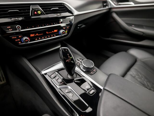 BMW 5-SERIE 530e xDrive M Sport 293Pk Automaat (APPLE CARPLAY, M PAKKET, ADAPTIVE CRUISE, SFEERVERLICHTING, STUUR/STOELVERWARMING, SPORTSTOELEN, LEDER, TREKHAAK, CAMERA, NIEUWSTAAT)