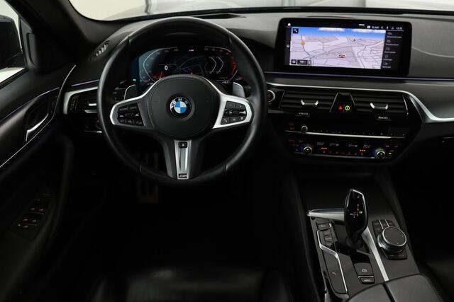 BMW 5-SERIE 530i M Sport | Panoramadak | Adaptive cruise | Stoel & stuurverwarming | Head-Up | Trekhaak | Laserlight | Sfeerverlichting | Carplay | Nappaleder | Navigatie | Memory | Camera | Live Cockpit