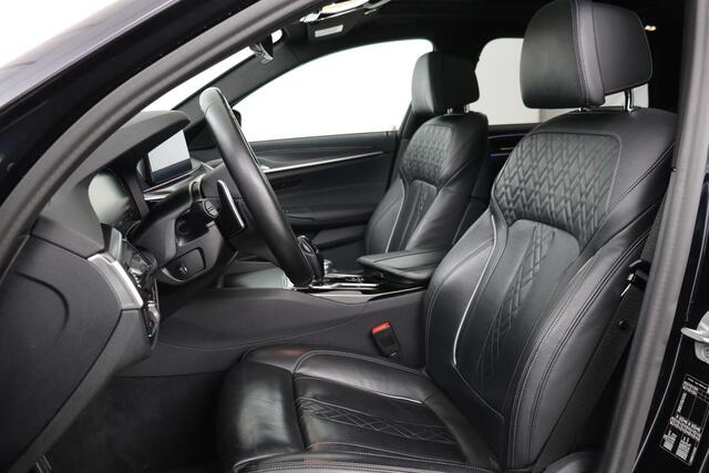 BMW 5-SERIE 530i M Sport | Panoramadak | Adaptive cruise | Stoel & stuurverwarming | Head-Up | Trekhaak | Laserlight | Sfeerverlichting | Carplay | Nappaleder | Navigatie | Memory | Camera | Live Cockpit