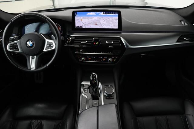 BMW 5-SERIE 530i M Sport | Panoramadak | Adaptive cruise | Stoel & stuurverwarming | Head-Up | Trekhaak | Laserlight | Sfeerverlichting | Carplay | Nappaleder | Navigatie | Memory | Camera | Live Cockpit
