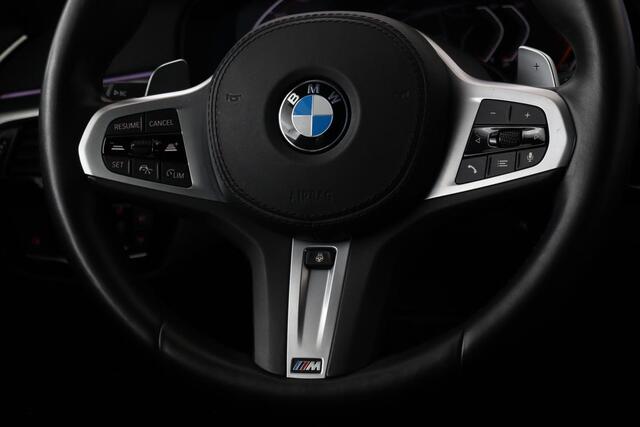 BMW 5-SERIE 530i M Sport | Panoramadak | Adaptive cruise | Stoel & stuurverwarming | Head-Up | Trekhaak | Laserlight | Sfeerverlichting | Carplay | Nappaleder | Navigatie | Memory | Camera | Live Cockpit