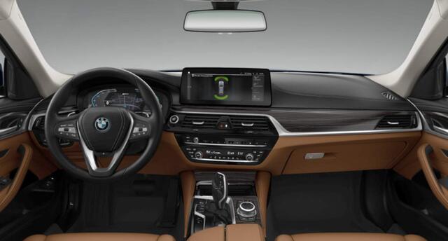 BMW 5-SERIE Touring 530e High Executive Luxury Line - Trekhaak - Panoramadak - Parking/Driving Assistant - Head Up - Comfortstoelen - Elektrisch verwarmde voorstoelen - Comfort Access - Ambiance verlichting -