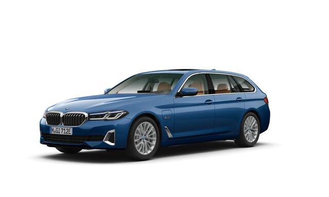 BMW 5-SERIE Touring 530e High Executive Luxury Line - Trekhaak - Panoramadak - Parking/Driving Assistant - Head Up - Comfortstoelen - Elektrisch verwarmde voorstoelen - Comfort Access - Ambiance verlichting -