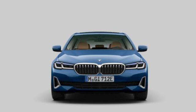 BMW 5-SERIE Touring 530e High Executive Luxury Line - Trekhaak - Panoramadak - Parking/Driving Assistant - Head Up - Comfortstoelen - Elektrisch verwarmde voorstoelen - Comfort Access - Ambiance verlichting -