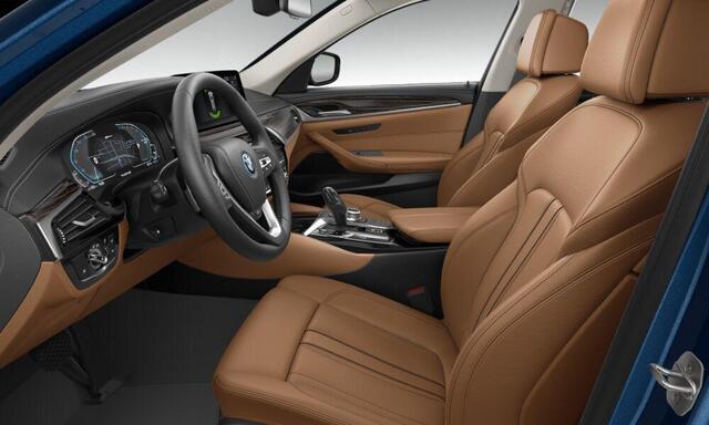 BMW 5-SERIE Touring 530e High Executive Luxury Line - Trekhaak - Panoramadak - Parking/Driving Assistant - Head Up - Comfortstoelen - Elektrisch verwarmde voorstoelen - Comfort Access - Ambiance verlichting -