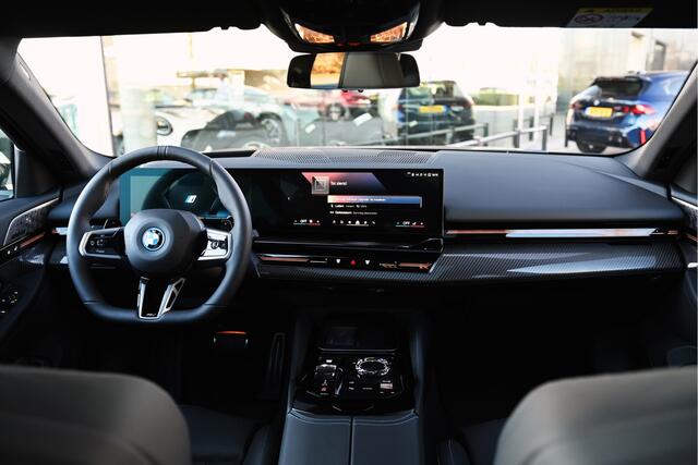 BMW 5-SERIE Touring 530e M Sport Automaat / Trekhaak / Panoramadak / BMW Individual / Adaptieve LED / Stoelventilatie / Parking Assistant / Stoelverwarming / M Sportonderstel