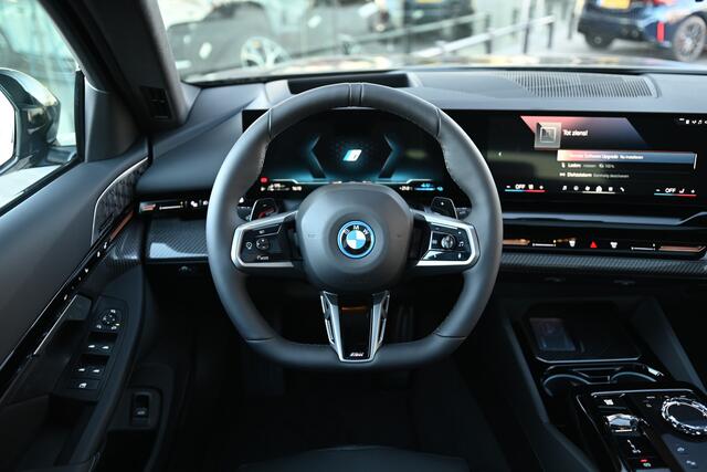 BMW 5-SERIE Touring 530e M Sport Automaat / Trekhaak / Panoramadak / BMW Individual / Adaptieve LED / Stoelventilatie / Parking Assistant / Stoelverwarming / M Sportonderstel