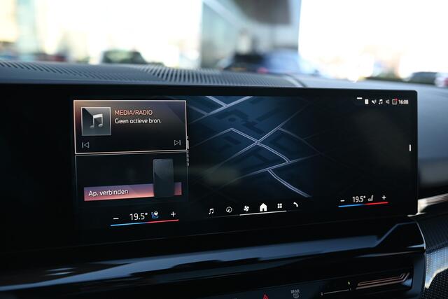 BMW 5-SERIE Touring 530e M Sport Automaat / Trekhaak / Panoramadak / BMW Individual / Adaptieve LED / Stoelventilatie / Parking Assistant / Stoelverwarming / M Sportonderstel