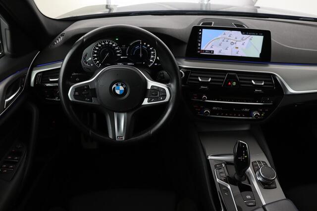 BMW 5-SERIE 530e iPerformance M Sport | Stoelverwarming | Carplay | Alcantara | Camera | Sfeerverlichting | Adaptief LED | Navigatie | Sportstoelen