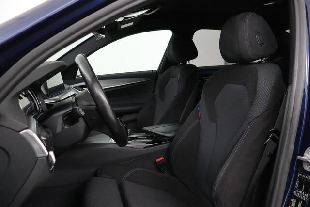 BMW 5-SERIE 530e iPerformance M Sport | Stoelverwarming | Carplay | Alcantara | Camera | Sfeerverlichting | Adaptief LED | Navigatie | Sportstoelen