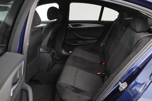 BMW 5-SERIE 530e iPerformance M Sport | Stoelverwarming | Carplay | Alcantara | Camera | Sfeerverlichting | Adaptief LED | Navigatie | Sportstoelen