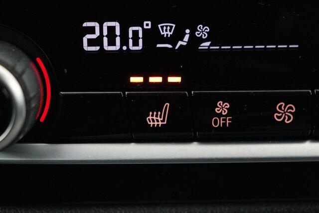 BMW 5-SERIE 530e iPerformance M Sport | Stoelverwarming | Carplay | Alcantara | Camera | Sfeerverlichting | Adaptief LED | Navigatie | Sportstoelen