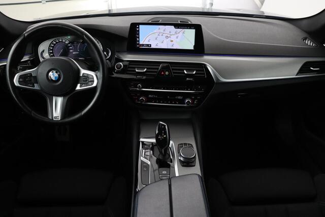 BMW 5-SERIE 530e iPerformance M Sport | Stoelverwarming | Carplay | Alcantara | Camera | Sfeerverlichting | Adaptief LED | Navigatie | Sportstoelen