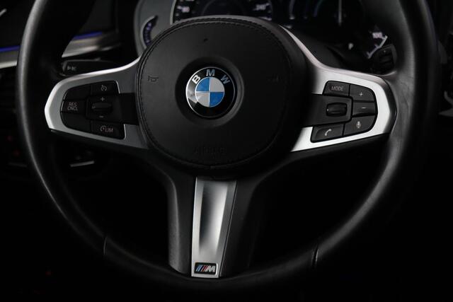 BMW 5-SERIE 530e iPerformance M Sport | Stoelverwarming | Carplay | Alcantara | Camera | Sfeerverlichting | Adaptief LED | Navigatie | Sportstoelen