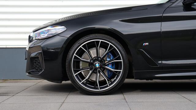 BMW 5-SERIE Touring 530i High Executive M-Sport | Head-up | Panoramadak | Trekhaak | Comfort Access