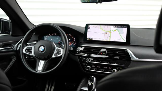 BMW 5-SERIE Touring 530i High Executive M-Sport | Head-up | Panoramadak | Trekhaak | Comfort Access
