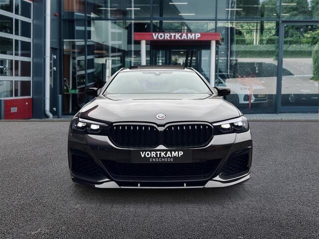 BMW 5-SERIE 540I XDRIVE M SPORT PANO-DAK/CAMERA/NAVI/LEDER/CARPLAY