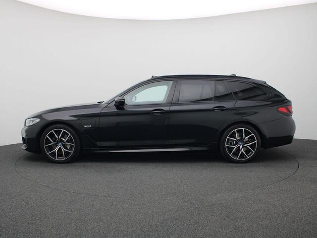 BMW 5-SERIE Touring 530e Business Edition 252PK matrix led, trekhaak, head-up display, panoramadak, achteruitrijcamera, alarm, lederen bekleding, stoelverwarming, keyless, side assist, elek. bedienbare achterklep, 19" lichtmetaal