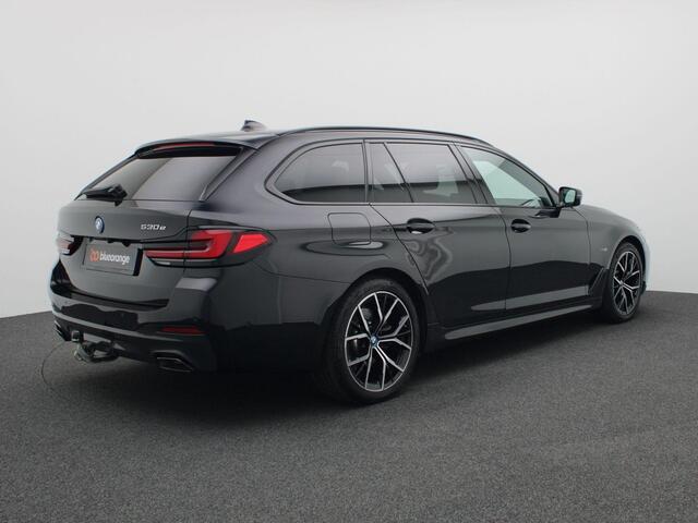 BMW 5-SERIE Touring 530e Business Edition 252PK matrix led, trekhaak, head-up display, panoramadak, achteruitrijcamera, alarm, lederen bekleding, stoelverwarming, keyless, side assist, elek. bedienbare achterklep, 19" lichtmetaal