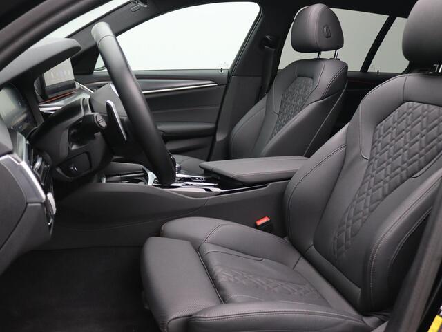 BMW 5-SERIE Touring 530e Business Edition 252PK matrix led, trekhaak, head-up display, panoramadak, achteruitrijcamera, alarm, lederen bekleding, stoelverwarming, keyless, side assist, elek. bedienbare achterklep, 19" lichtmetaal