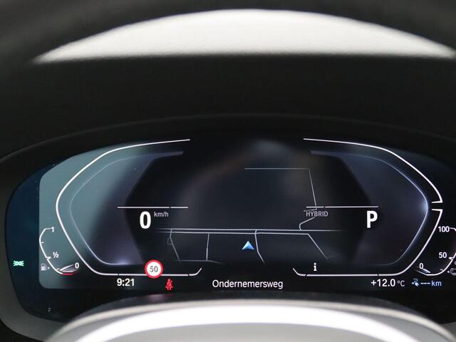 BMW 5-SERIE Touring 530e Business Edition 252PK matrix led, trekhaak, head-up display, panoramadak, achteruitrijcamera, alarm, lederen bekleding, stoelverwarming, keyless, side assist, elek. bedienbare achterklep, 19" lichtmetaal
