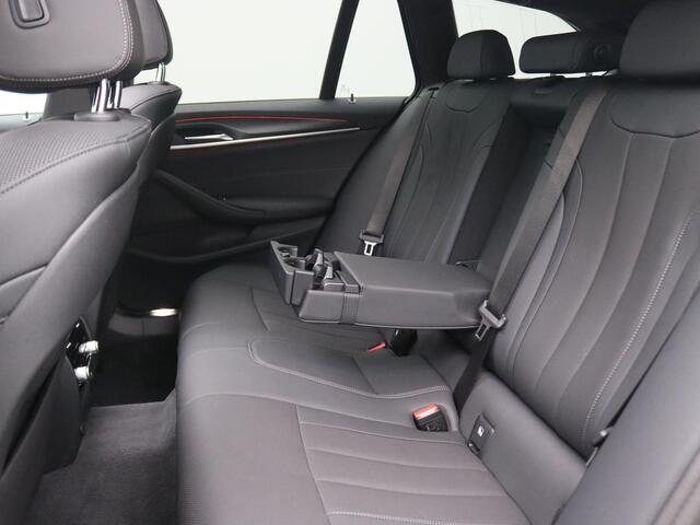 BMW 5-SERIE Touring 530e Business Edition 252PK matrix led, trekhaak, head-up display, panoramadak, achteruitrijcamera, alarm, lederen bekleding, stoelverwarming, keyless, side assist, elek. bedienbare achterklep, 19" lichtmetaal