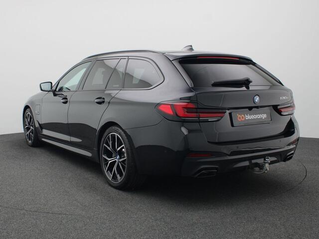 BMW 5-SERIE Touring 530e Business Edition 252PK matrix led, trekhaak, head-up display, panoramadak, achteruitrijcamera, alarm, lederen bekleding, stoelverwarming, keyless, side assist, elek. bedienbare achterklep, 19" lichtmetaal